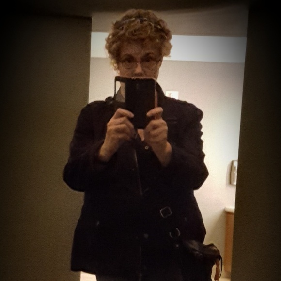 Meet your Posher, Dee - Picture 1 of 2